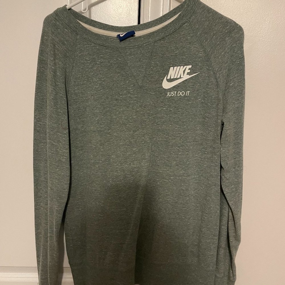 Women's Medium Nike Crewneck Sweatshirt
